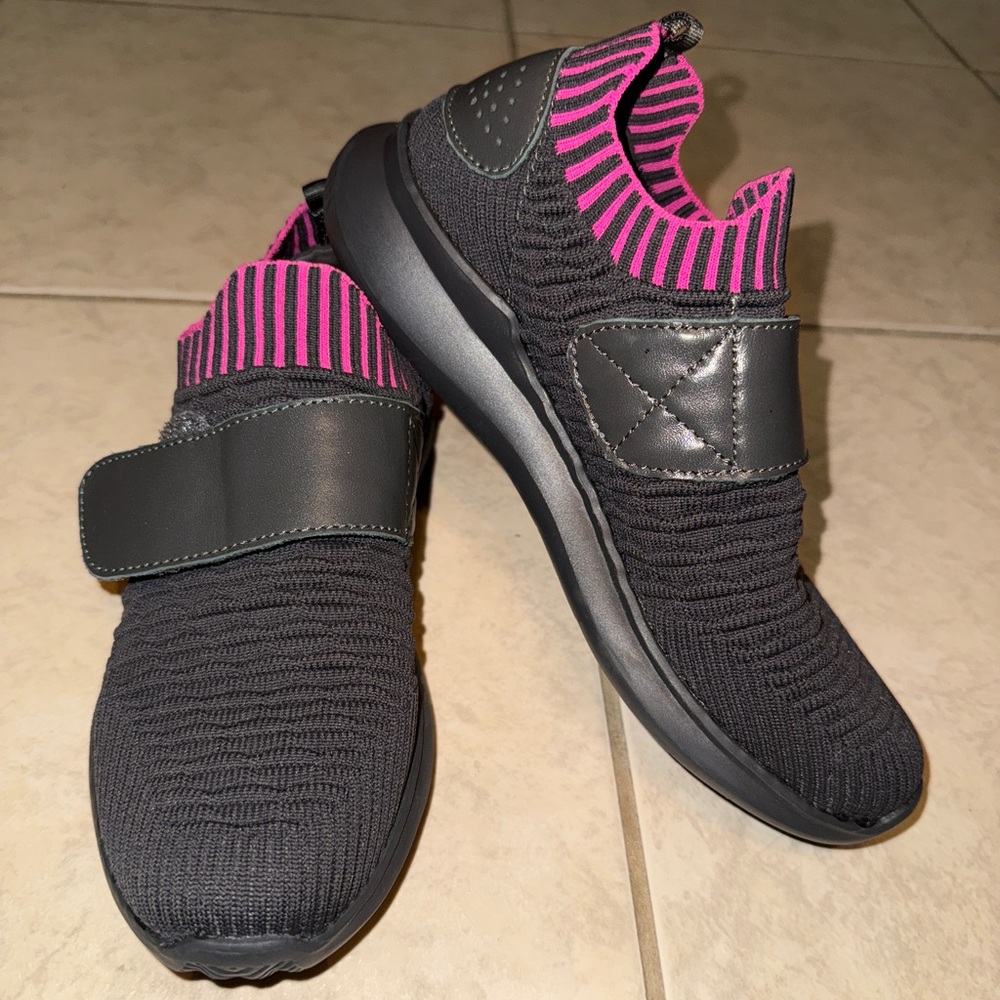 Propet Women's Travel Bound Strap Walking Shoes, Dark Gray, 5.5 US NEW